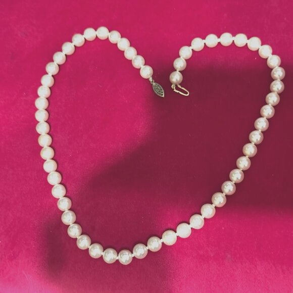 String of Faux Pearls Costume Necklace, Matinee Length, Fishhook Clasp, Vintage - Picture 7 of 15